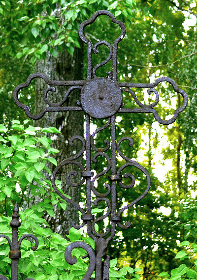 Кованый крест ворот ограды церкви Иоанна Богослова в деревне Меркутино Вязниковского района Владимирской области